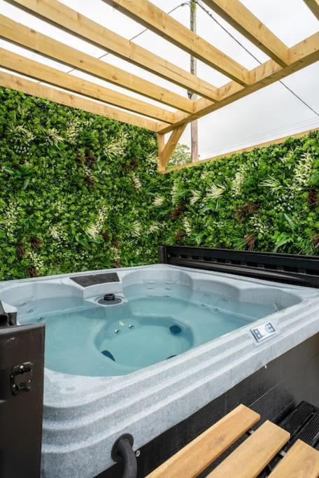 Cottage With Hot Tub Near Knockhill Saline Esterno foto